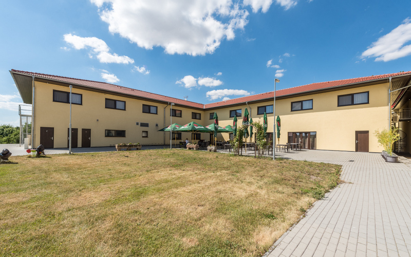 20190703 Drevostavitel HotelNaFarme web 3 v2 800