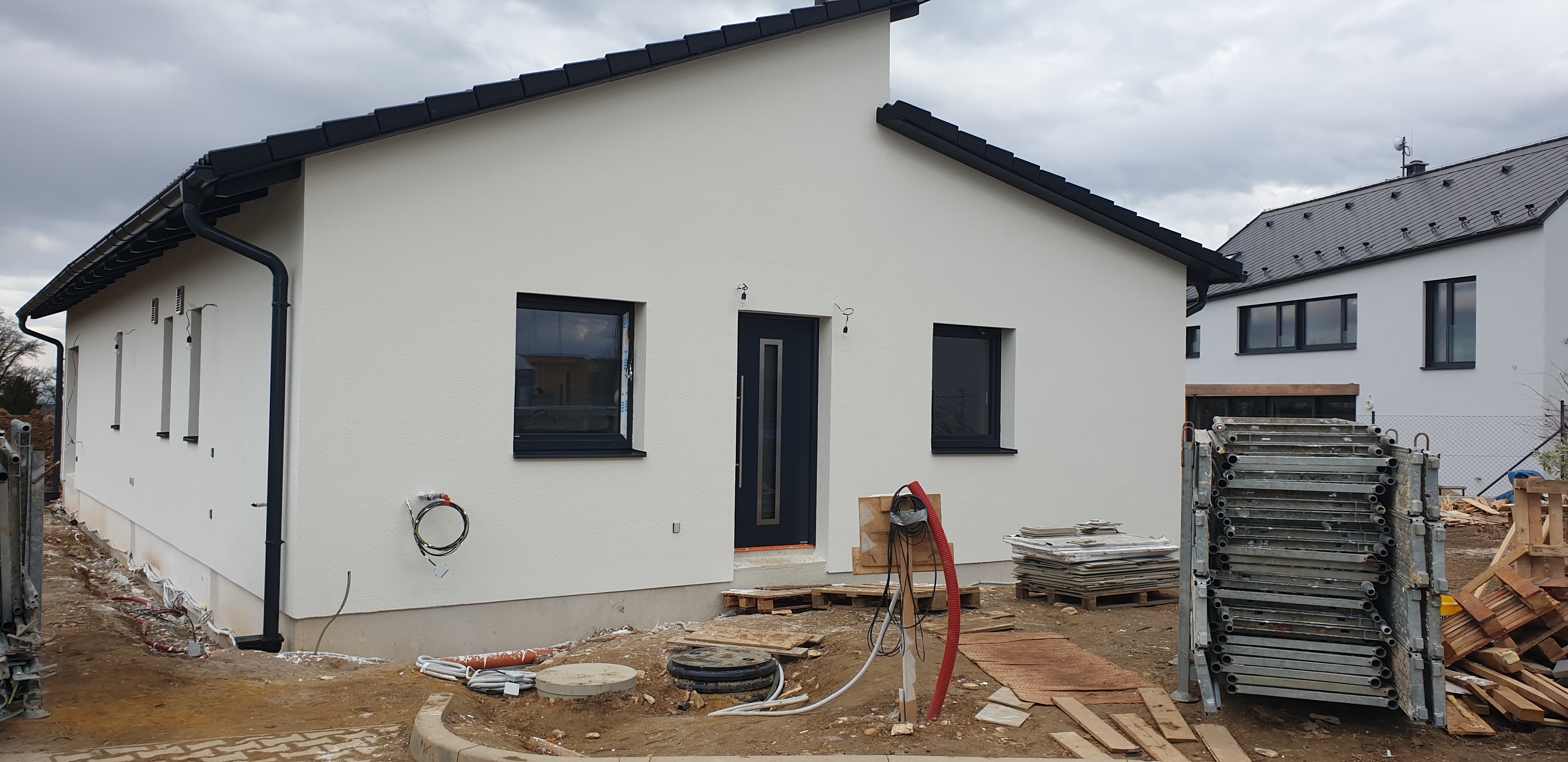 Prostorny bungalov s atipickou stechou